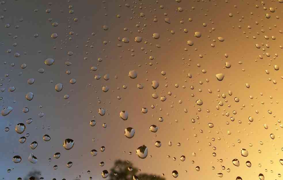 UPALJEN NARANDŽASTI METEOALARM: Sutra stižu oluja i grad, građani u ovim delovima Srbije OPREZ! (FOTO)