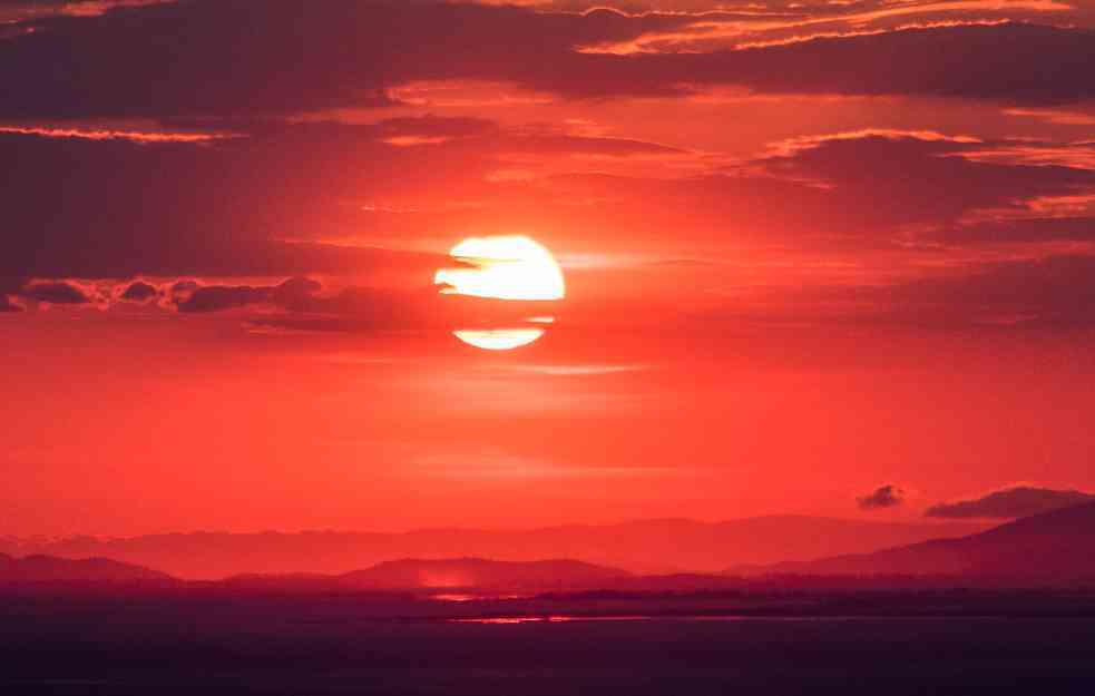 ZAŠTO JE SUNCE NA ZALASKU CRVENE BOJE?