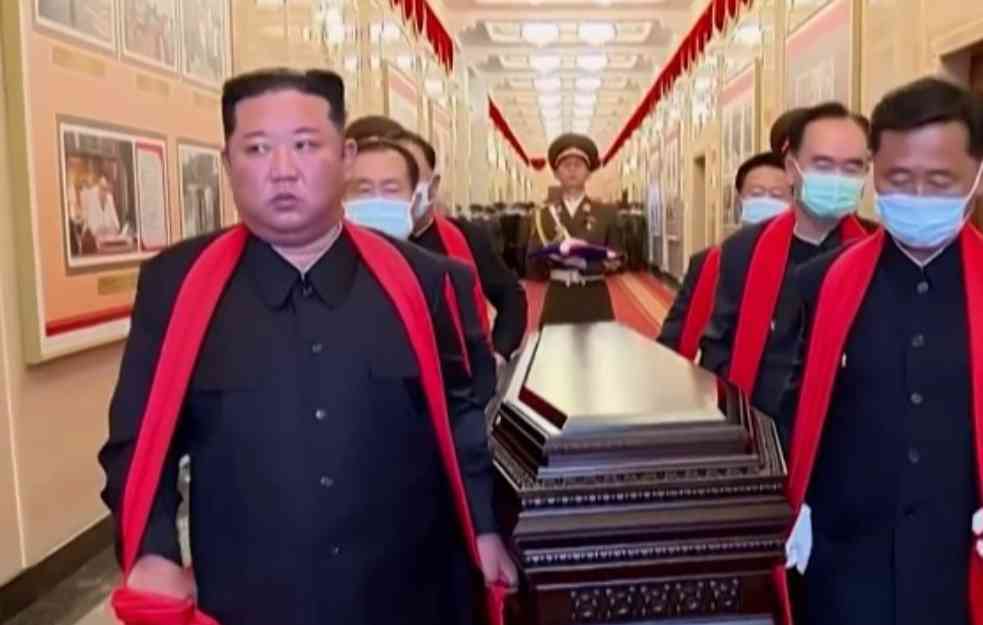 CELA PLANETA PRIČA O JEDNOJ FOTOGRAFIJI: Severnom Korejom hara korona samo KIM DŽONG UN ne nosi MASKU
