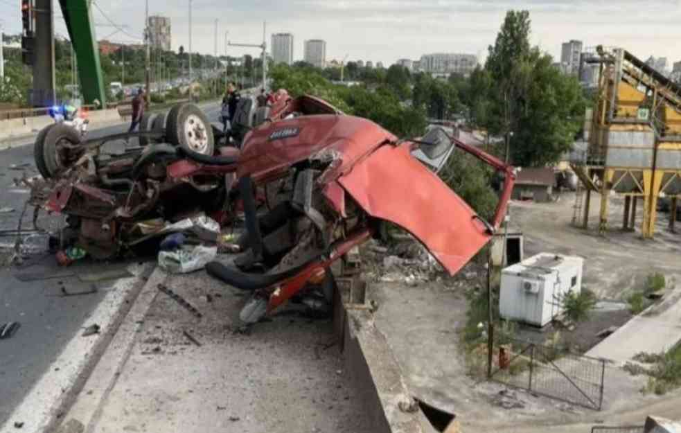 STRAVIČAN SUDAR NA PANČEVAČKOM MOSTU: Dva muškarca poginula, potpuno smrskan kamion (FOTO)