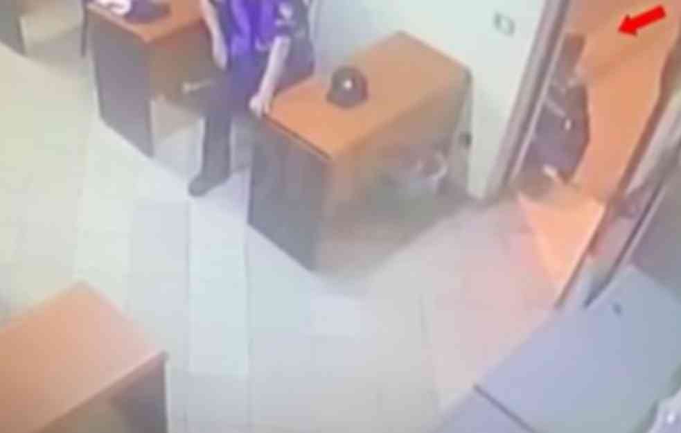 (UZNEMIRUJUĆI SNIMAK) POLICAJAC UBIO KOLEGU U STANICI: Teško ubistvo u Tirani snimljeno nadzornom kamerom 
