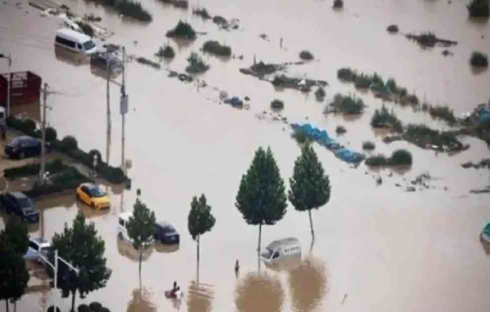 POTOP U KINI: Velike bujice odnele 15 žrtava, od toga u vodi nestalo najmanje troje dece 