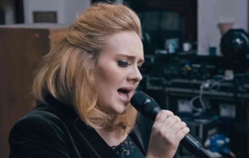 SNIMAK PIJANE PEVAČICE ADELE HIT NA MREŽAMA: Malo se zanela, malo zaboravila da je poznata (VIDEO)