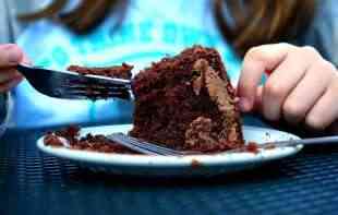 Čokoladni kolač sa kruškama koji se topi u ustima, a gotov je za najviše 20 minuta (RECEPT)