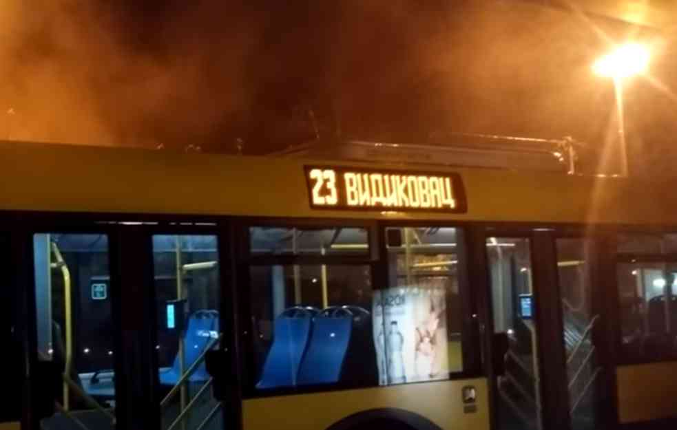 Šokirani putnici! Šta radi ovaj čovek u autobusu broj 23 (VIDEO)