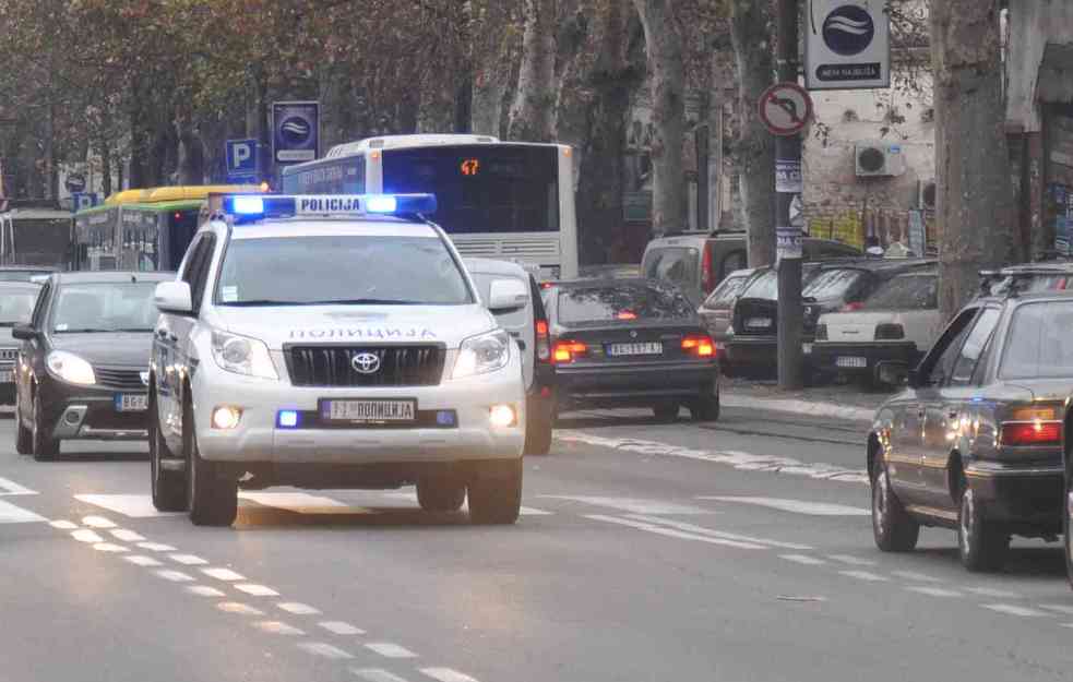 UBODEN SAM NOŽEM! Usred Beograda, mladić krvav trči i moli za pomoć