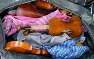 NEOBIČNA ZAPLENA NA HORGOŠU: <span style='color:red;'><b>Carinici</b></span> pronašli 12 violina, najstarija iz 1872. godine!