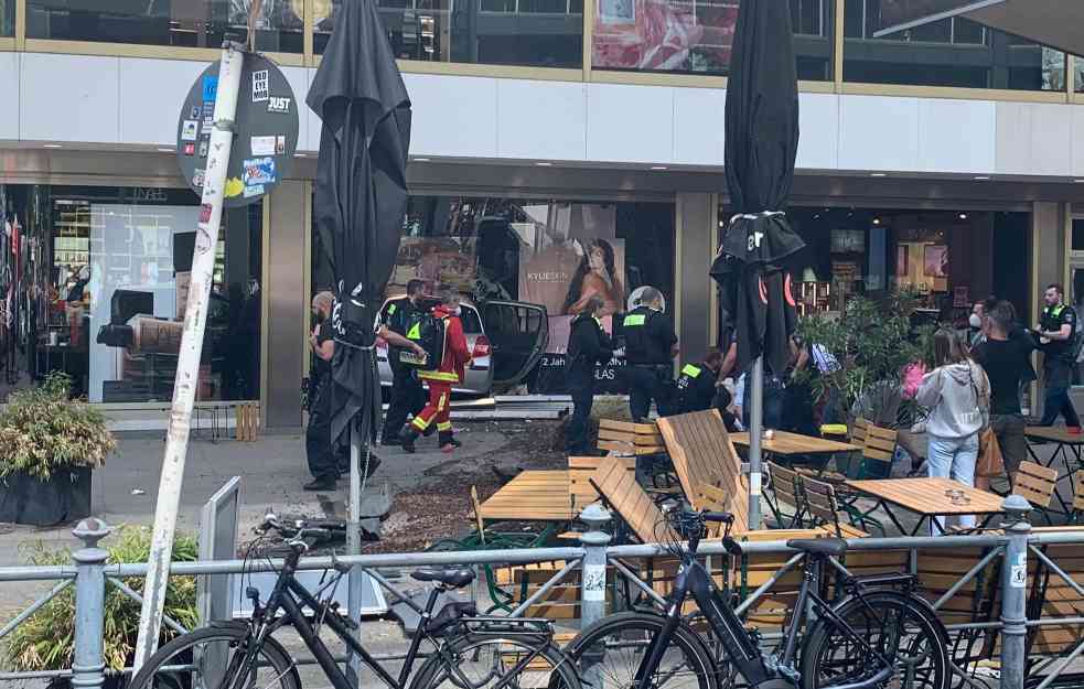KOLA SE ZALETELA U MASU LJUDI U BERLINU: Najmanje 30 povređenih i jedna poginula osoba (FOTO)