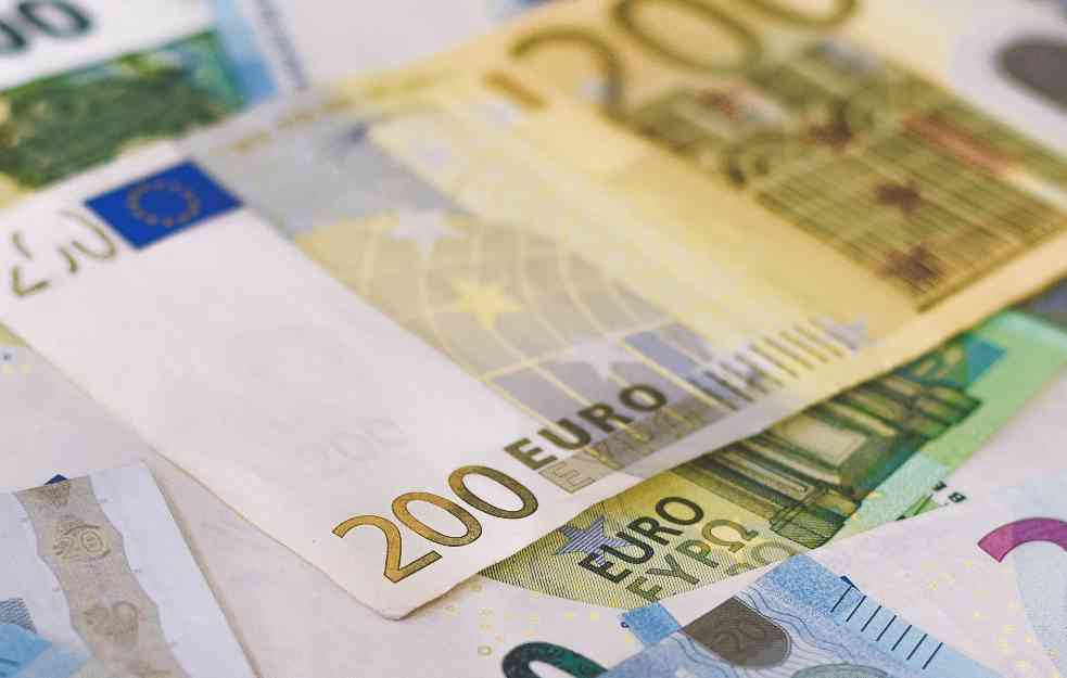 Evro u ponedeljak 117,42 dinara
