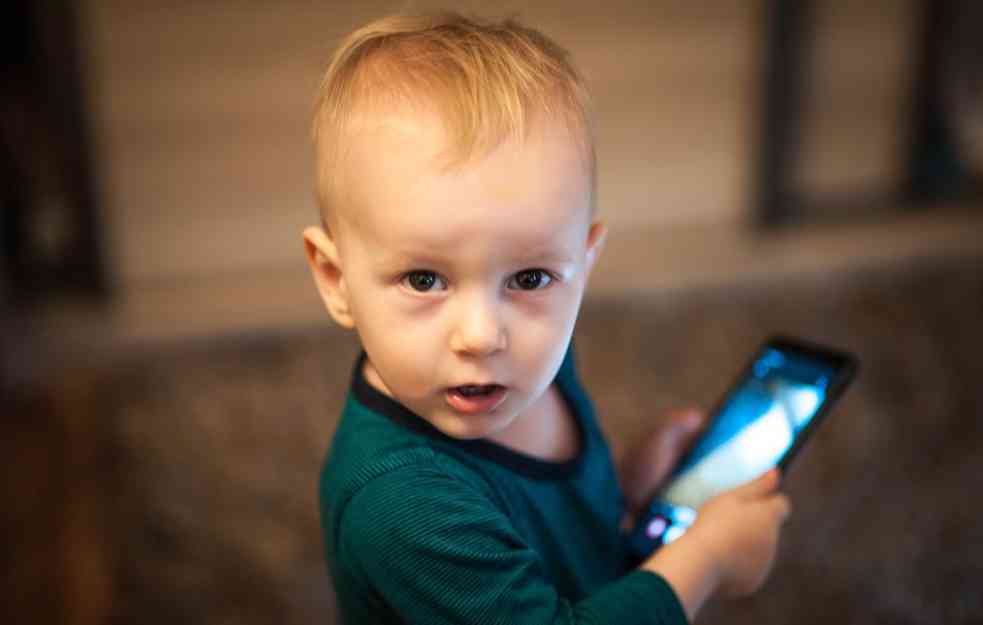 SAVREMENA TEHNOLOGIJA UDALJAVA ČLANOVE PORODICE: Roditelji spas vide u telefonima i tabletima