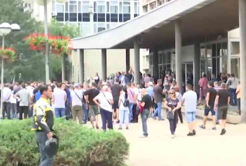 RADNICI FIJATA PROTESTUJU ISPRED SKUPŠTINE GRADA KRAGUJEVAC: Protest je za sada miran