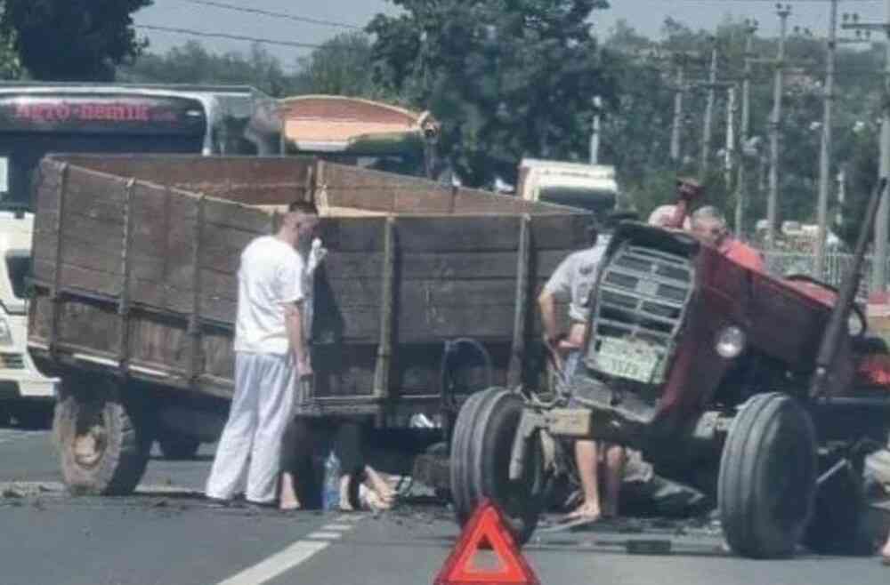 SAOBRAĆAJNA NEZGODA NA IBARSKOJ MAGISTRALI: Automobil se sudario sa traktorom, oba vozača prevezena u Urgentni