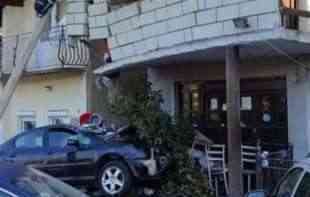 Automobil <span style='color:red;'><b>uleteo u kuću</b></span> i znatno je oštetio! FOTO