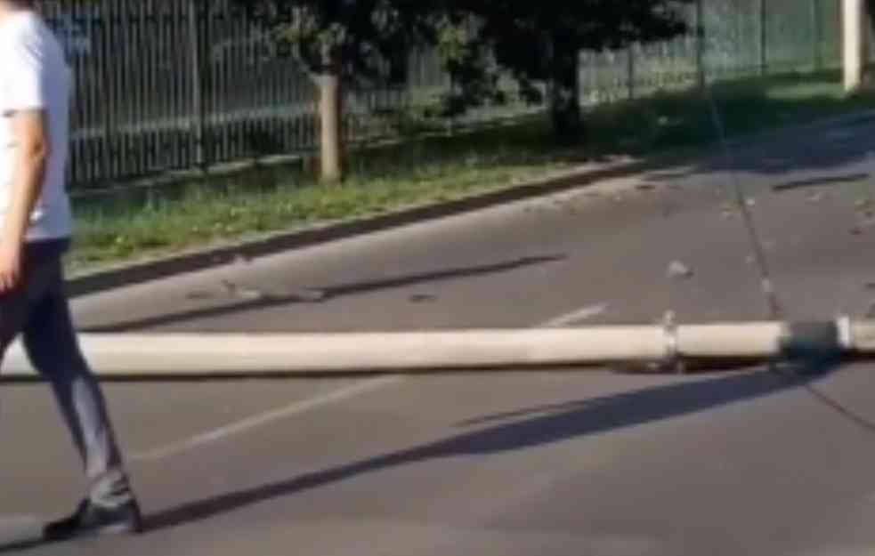 Vozilo izletelo sa puta i udarilo u banderu, devojku iz auta izvlačili vatrogasci (VIDEO)