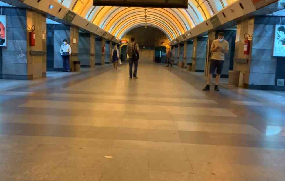 Zatvoren ulaz u podzemnu stanicu Vukov spomenik