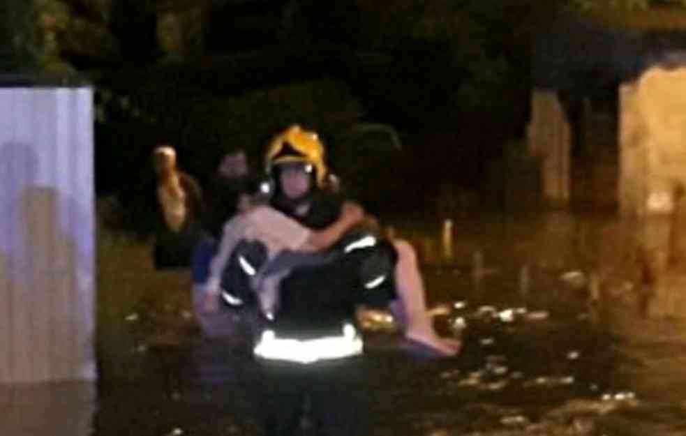 ZBOG NEVREMENA INTERVENISALI PRIPADNICI MUP-a: Gromovi izazvali požare, evakuisani ljudi iz poplavljenih objekata i vozila…