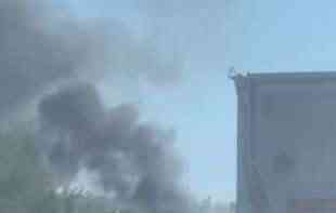 STRAVIČAN SNIMAK SA STAROG PUTA   NOVI SAD - BEOGRAD: Goreo automobil, plamen na sve strane (VIDEO)