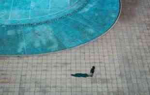 TRAGEDIJA NA DEVOJAČKOJ VEČERI: Devojku ubila <span style='color:red;'><b>struja</b></span> na bazenu u Skoplju