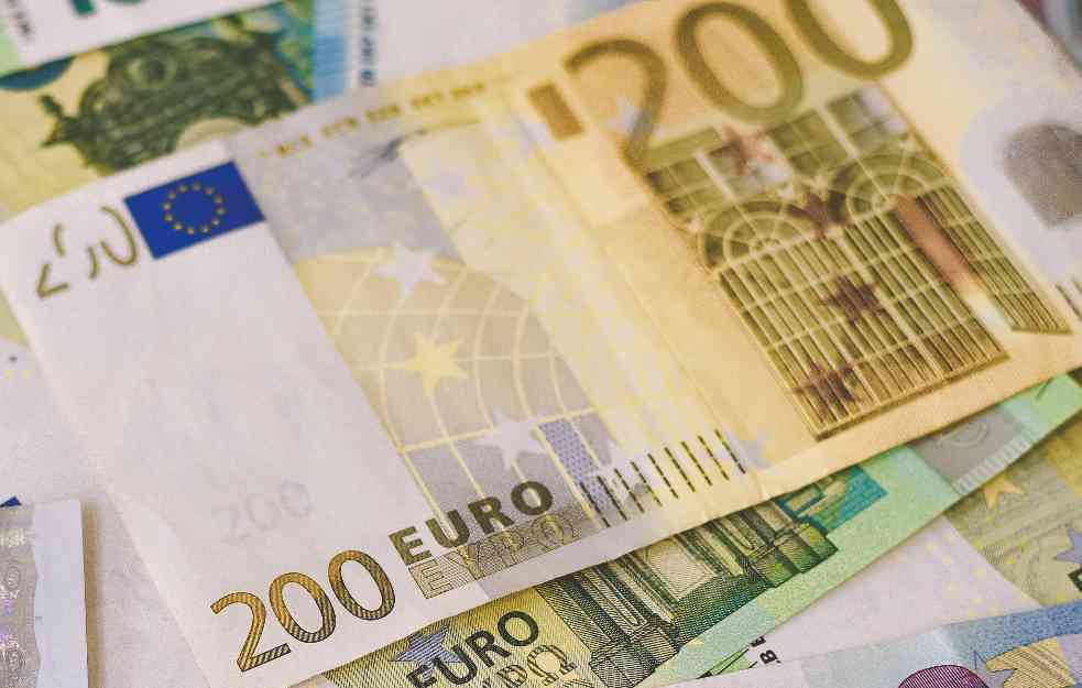 ZVANIČNI SREDNJI KURS: Evro danas 117,38 dinara