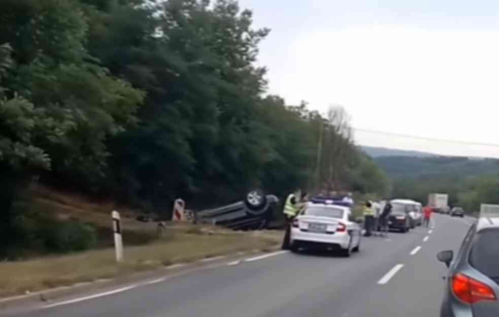 Prevrnuo se auto kod Mladenovca