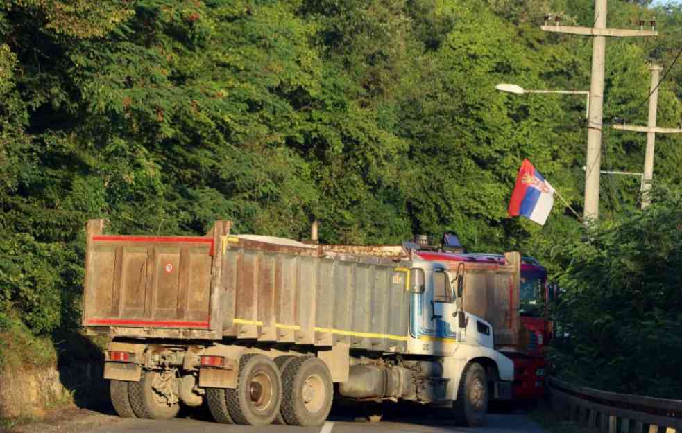 POPUSTILI: Počelo uklanjanje barikada na severu Kosova