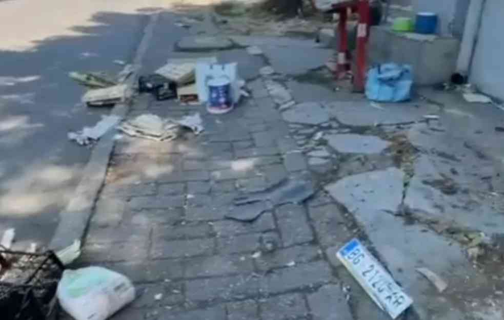 LOM I HAOS NA DUŠANOVCU: Automobil proleteo trotoarom, gazio sve pred sobom, ali srećom nema povređenih (VIDEO)