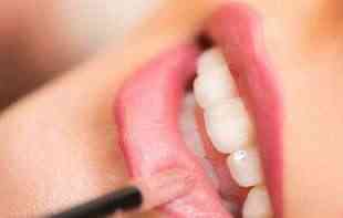 MALE TAJNE ŠMINKANJA: Najčešće greške pri nanošenju karmina zbog kojih usne izgledaju tanko