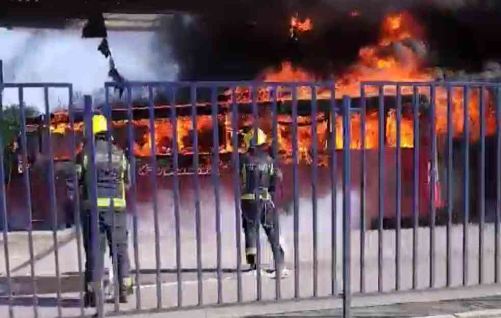AUTOBUS ZAPALJEN NA SRED PUTA KOD OBRENOVCA (VIDEO)