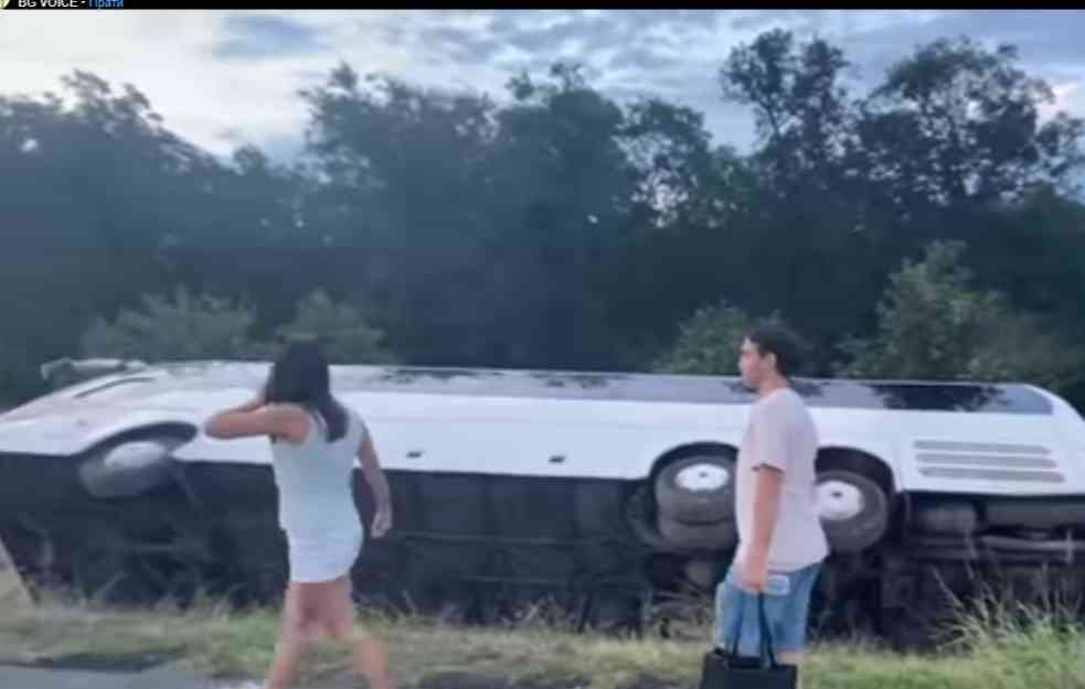  Teško povređenom muškarcu iz prevrnutog autobusa moraće da amputiraju nogu! VIDEO