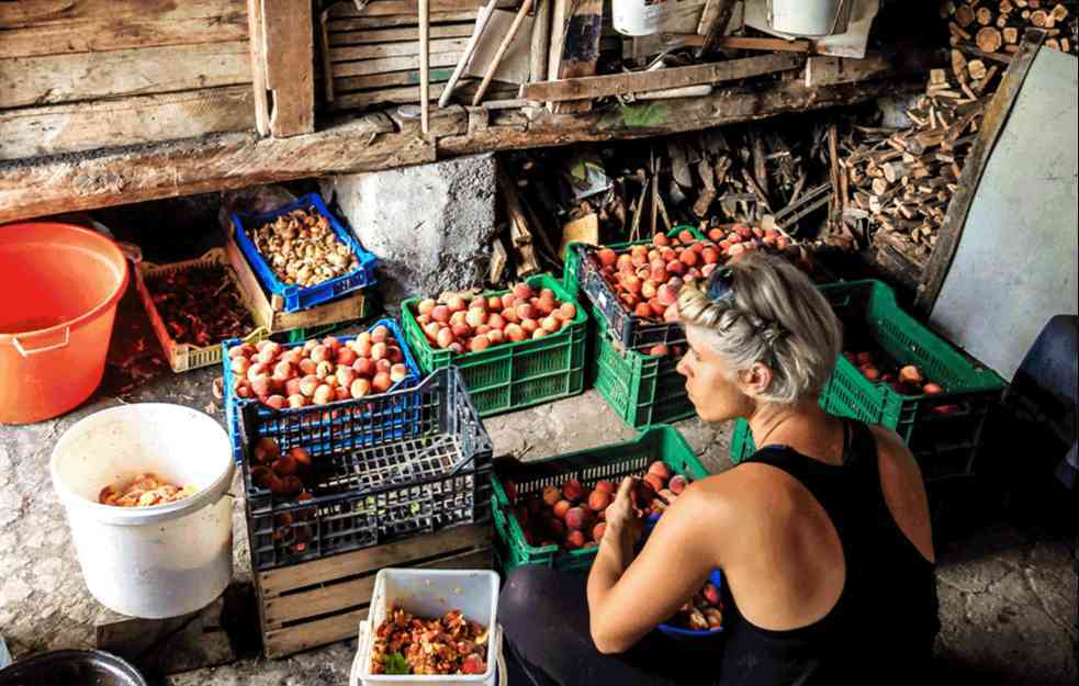 Šta je OVO SVE ZA JEDNU ŽENU KOJA SAMO SEDI KUĆI?
