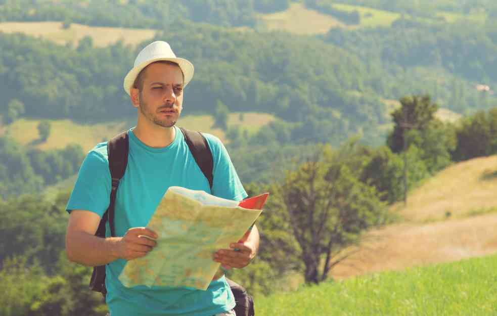 NEOBIČNI OBILASCI ŠUMADIJE:  Turisti na traktoru, u vinogradu, dok se sprema zimnica