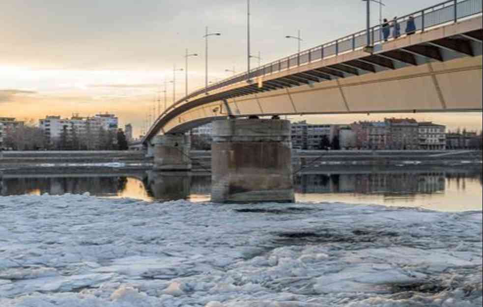 TRAGEDIJA I U NOVOM SADU: Devojka skočila u Dunav sa Mosta slobode