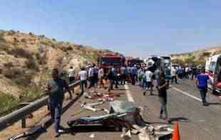 <span style='color:red;'><b>TRAGEDIJA U TURSKOJ</b></span>: U teškoj saobraćajnoj nesreći u Turskoj poginulo najmanje 16 osoba