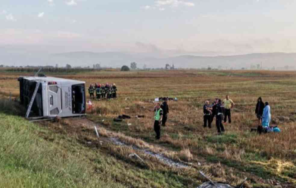 LOŠ POČETAK DANA: Prevrnuo se autobus pun turista kod Leskovca, jedno poginulo, 24 povređeno