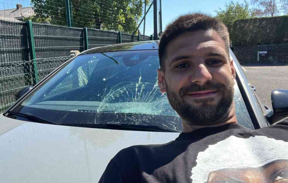MITROVIĆ UŽIVA NA TERENU I VAN NJEGA: Saigraču razbio auto, pa napravio selfi