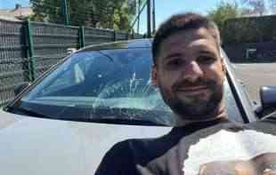 MITROVIĆ UŽIVA NA TERENU I VAN NJEGA: Saigraču razbio auto, pa napravio <span style='color:red;'><b>selfi</b></span>