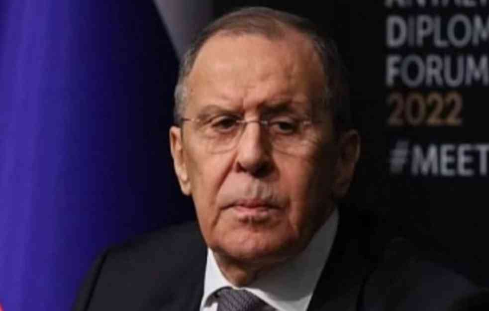 Lavrov: Predsednici Putin i Vučić čuju se telefonom, “upoređuju svoje pozicije, usklađuju dalje korake”.