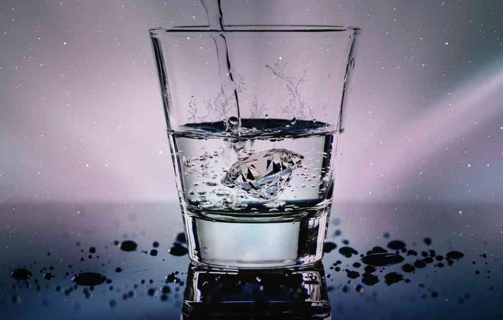 Da li konzumiranje tople vode dovodi do gubitka kilograma?