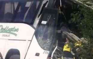 Uhapšen <span style='color:red;'><b>vozač autobusa</b></span> zbog sudara u kom je poginua jedan putnik a 13 povređeno (FOTO)