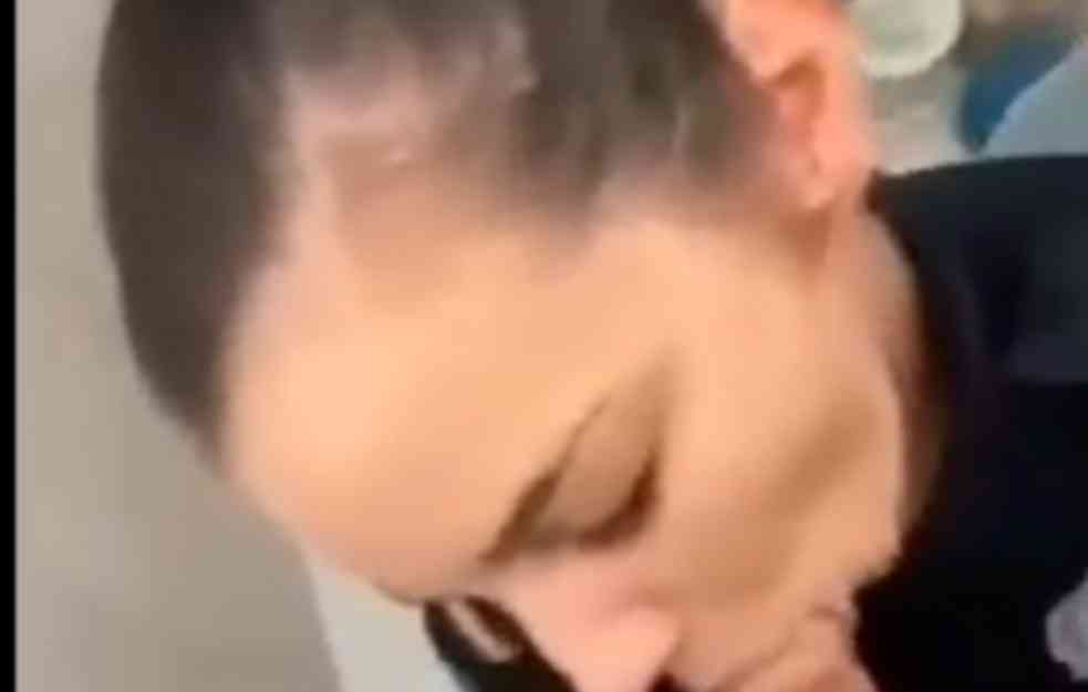 ISPLIVAO EKSPLICITNI SNIMAK POLICAJKE 18+ : Uhvaćena na delu ( EKSPLICITNI VIDEO)