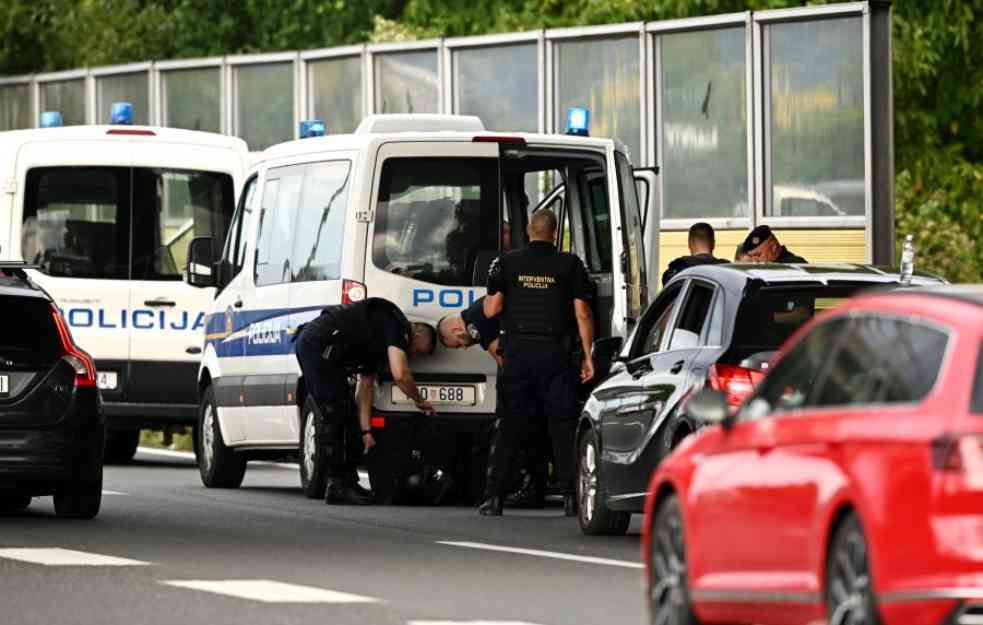 PUTOVALI KA OSIJEKU: Navijači Hajduka izazvali zastoj na autoputu, maskirani zaustavili saobraćaj (FOTO)