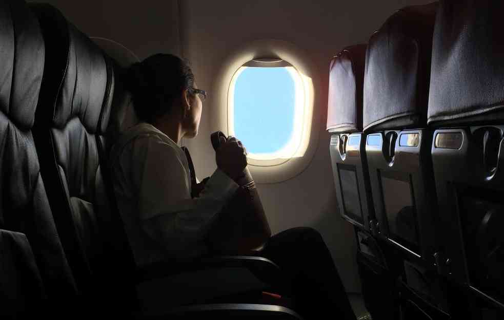 OSETIO GUŠENJE PA SE USPANIČIO: Putniku koji je otvorio vrata aviona u letu preti kazna do 10 godina zatvora