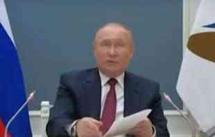 Putin je zaustavio kolonu i izašao iz automobila; imao je dva pitanja za prolaznike (VIDEO)