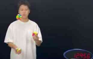<span style='color:red;'><b>Ginisov rekord</b></span>! Žonglirajući složio tri rotirajuće Rubikove kocke! (VIDEO)