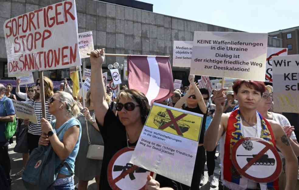 NEMCI NEZADOVOLJNI ODLUKAMA VLADE: Demonstracije u Kelnu, traže da Nemačka odustane od sankcija prema Rusiji
