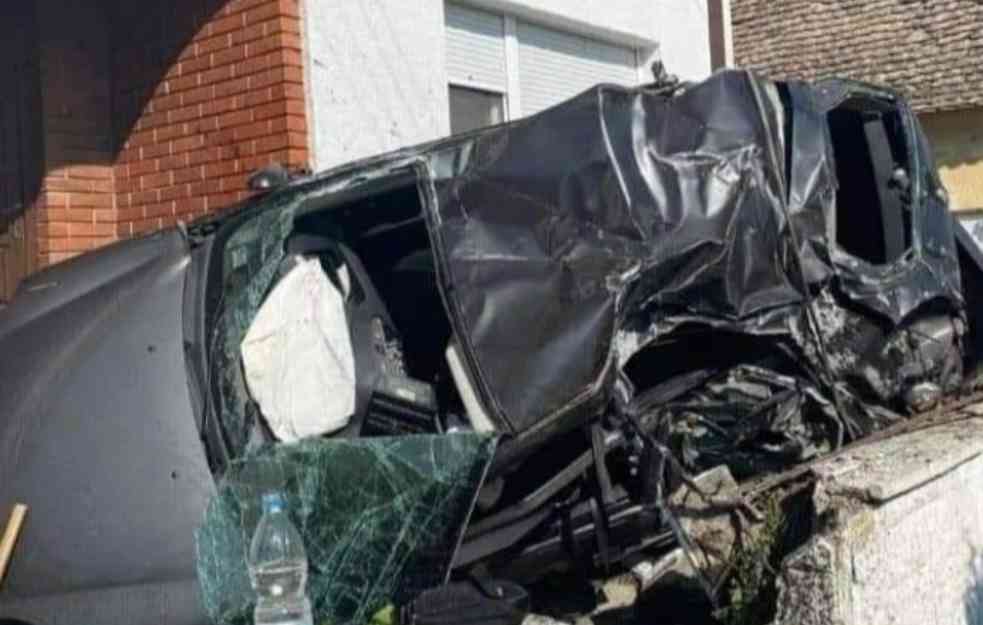 SLIKE NESREĆE KOD ŠIDA: Devojke se zakucale čoveku u kuću, auto popele na ogradu?!