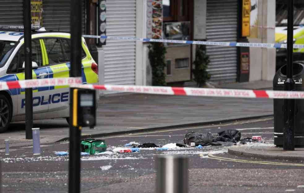 UHAPŠEN MUŠKARAC: Automobil se zabio u ogradu Dauning Strita u Londonu