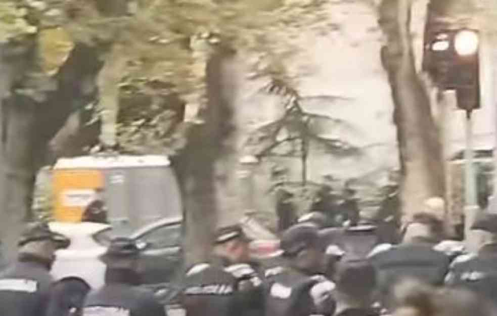 POLICIJSKI KORDON NA ULICAMA : Okupljaju se protivnici Evroprajda