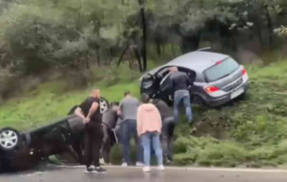  Jedan automobil na uzvišenju, drugi na krovu, muškarac ima otvorenu povredu glave (VIDEO)