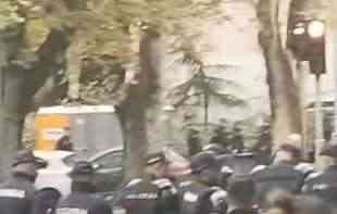 POLICIJSKI KORDON NA ULICAMA : Okupljaju se protivnici <span style='color:red;'><b>Evroprajda</b></span>
